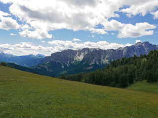 Fototapeta premium la scenica e vivida bellezza delle cime dolomitiche in estate
