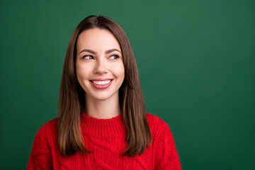 Obraz premium Photo portrait smiling girl wearing knitted sweater looking copyspace isolated green color background