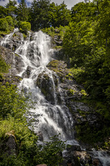 Wasserfall mit Felsen und grünen Bäumen
