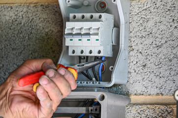 électricité électricien tableau fusibles fil electrique volt ampere tension pince tournevis © J-L Flémal - BE
