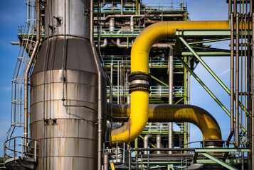 Industrie Rohre Anlage Fabrik Kulisse Stahlwerk Kokerei Duisburg Deutschland Metall Eisen Farbe gelb grün Hintergrund Rhein Herstellung Technologie Prozess Sonne Gewirr komplex Abgase Verbindung