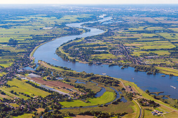 Die Elbe im Osten von Hamburg fliesst in Richtung Innenstadt der Hansestadt Hamburg