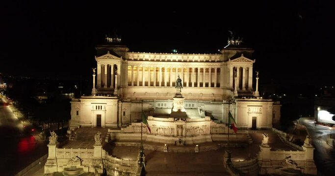 L'Altare della Patria, il Colosseo e il Campidoglio illuminato con la bandiera dell'Italia. Roma
Vista aerea di notte su Roma Antica