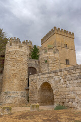 Naklejka premium hermoso castillo de Ampudia en la provincia de Palencia, España