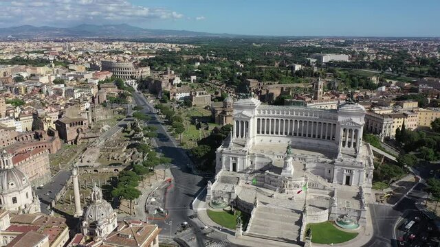 L'Altare della Patria, il Colosseo, il foro romano e il Campidoglio
Vista aerea panoramica sull'antica roma