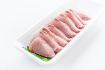 食品トレイに入ったブリの刺身