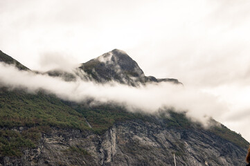 Geiranger Fjord Norwegen Berg in Wolken