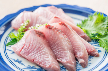 脂がのった天然ぶりの刺身