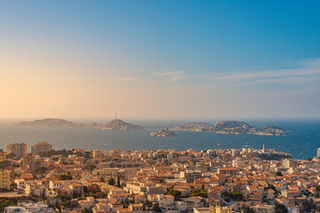 Obraz premium Panoramic bird view over modern and old center, port and suburbs in Marseille, France, at sundown and blue sky.
