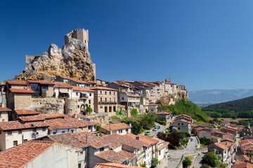 Located in the province of Burgos, the medieval city of Frías is known for being the smallest city in the region and in all of Spain.
Its castle was built in the 12th century.
