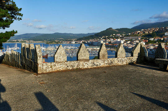 tower with battlements on the walls from which you can see the marina of Baiona