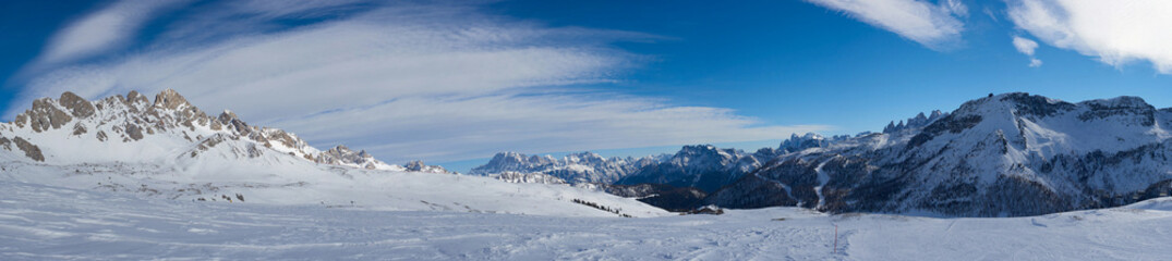 Zimowy krajobraz górski. Zdjęcie panoramiczne. Słoneczny dzień i ośnieżone szczyty górskie.