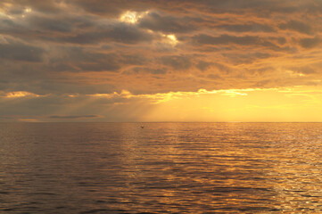 Obraz premium The rays of the setting sun break through the clouds on Lake Bai