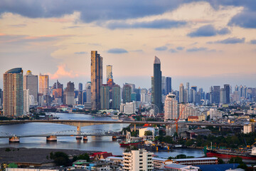 Fototapeta na wymiar evening twilight skyline bangkok cityscape with double bridge an