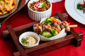 Barbecue chicken with vegetables on wooden table