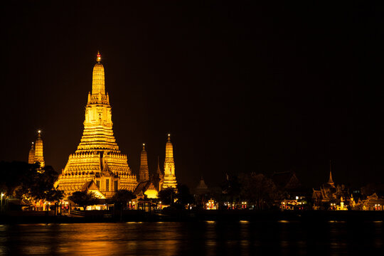 Image of Wat Arun at night.