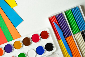 Naklejka premium Sheets of paper, glue and scissors on a wooden table. Children's art project, a craft for children. Craft for kids.