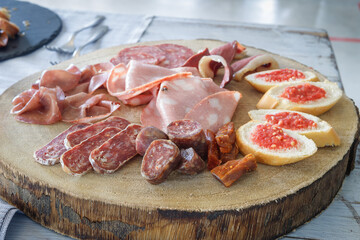 Wild boar mortadella, duck speck, smoked chianina bresaola, venison salami and goat ham.
Mortadella di cinghiale, speck di anatra, bresaola di chianina affumicata, salame di cervo e prosciutto di capr