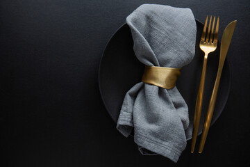 Golden cutlery set with dark plate - 457414278