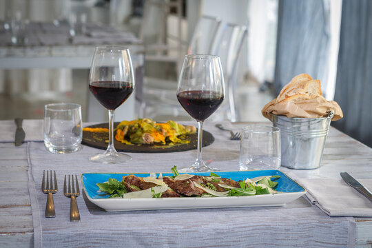Sliced beef simmenthal aged 40 days with rocket and parmesan with demi glace sauce.
 Tagliata di manzo razza simmenthal frollata 40 giorni rucola e grana con salsa demi glace