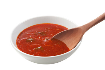 Molho de tomate na tijela com colher de pau em fundo branco para recorte.