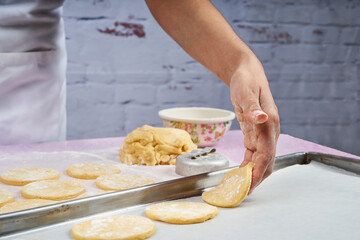 Place the cookies on the baking sheet on a base of greaseproof paper.