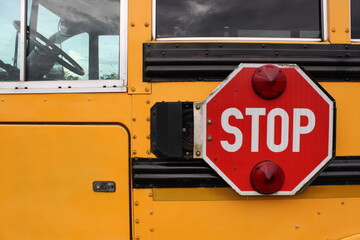 Autobus de estudiantes de color amarillo con señal de trafico de STOP