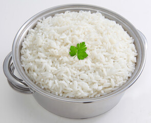 Arroz branco na caçarola de inox em fundo branco para recorte.