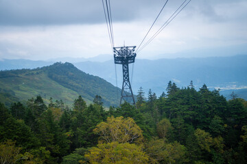 Obraz premium 秋の紅葉が始まった栂池自然園の展望台までトレッキングしている風景 A view of trekking to the observatory of Tsugaike Nature Park, where the autumn leaves have started to change color. 