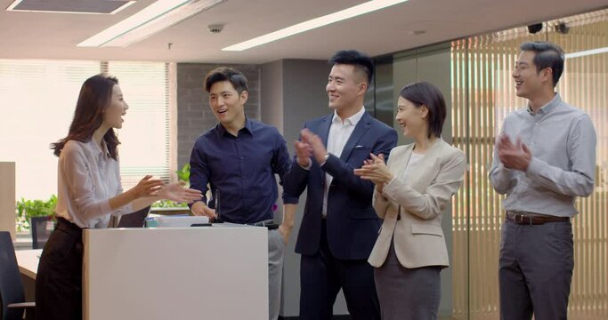 Business people clapping hands in office,4K