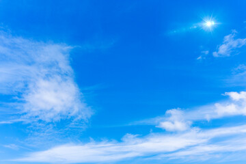 青空と雲と太陽の光のある風景素材_f_08