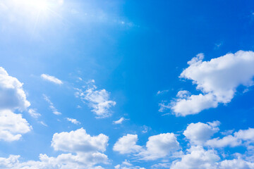 青空と雲と太陽の光のある風景素材_f_09