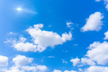 青空と雲と太陽の光のある風景素材_f_11