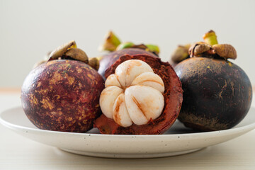 Obraz premium fresh mangosteen on white plate