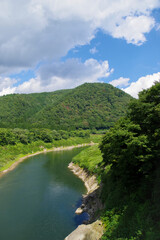 Fototapeta na wymiar 緑の山々に囲まれた夏の錦秋湖