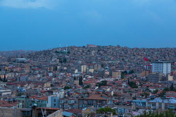 Fototapeta na wymiar トルコ　ガズィアンテプの旧市街の丘から望む夕暮れ時の街並み