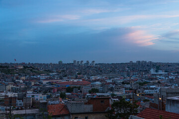 トルコ　ガズィアンテプの旧市街の丘から望む夕暮れ時の街並み
