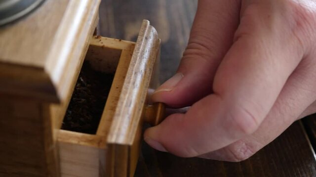 コーヒーミルで挽いたいい香りの珈琲豆の動画。