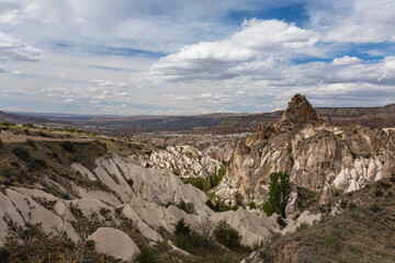 トルコ　カッパドキアのギョレメ国立公園のレッドバレーの奇岩群と後ろに広がるローズバレー