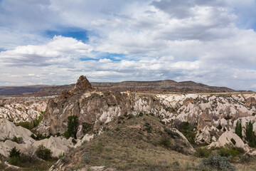 Obraz premium トルコ カッパドキアのギョレメ国立公園のレッドバレーの奇岩群と後ろに広がるローズバレー