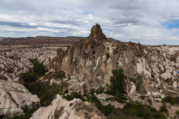 トルコ　カッパドキアのギョレメ国立公園のレッドバレーの奇岩群と洞窟住居と後ろに広がるローズバレー