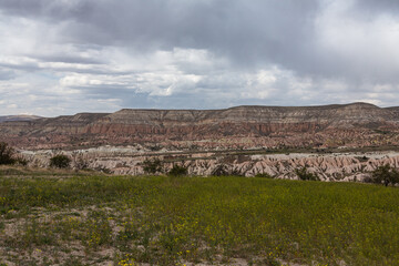 トルコ　カッパドキアのギョレメ国立公園の丘から見えるレッドバレーとローズバレーの奇岩群