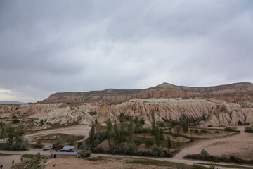 トルコ　カッパドキアのギョレメ国立公園の丘から見えるレッドバレーとローズバレーの奇岩群と洞窟住居