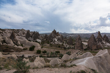 Fototapeta premium トルコ カッパドキアのギョレメ国立公園のレッドバレーの奇岩群と洞窟住居