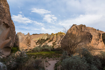 Fototapeta premium トルコ カッパドキアのギョレメ国立公園のローズバレーの奇岩群と洞窟住居