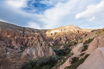トルコ　カッパドキアのギョレメ国立公園のローズバレーの奇岩群と洞窟住居