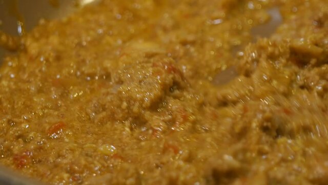 料理中のスパイスカレー。スパイスとひき肉と玉ねぎを煮込んで作るスパイスカレーの動画。