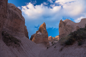 トルコ　カッパドキアのギョレメ国立公園のローズバレーの夕陽に当たってピンク色に染まった奇岩群と洞窟住居