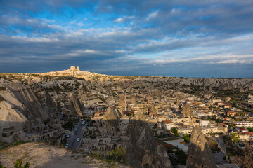 Fototapeta na wymiar トルコ　カッパドキアのギョレメの街並みと遠くに見えるウチヒサール城