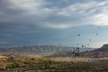 トルコ　カッパドキアの早朝のギョレメ国立公園の空を飛ぶ熱気球